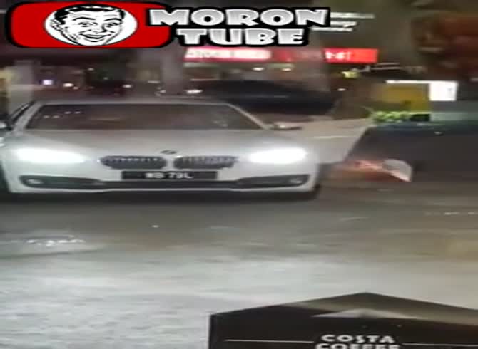 Video :At a petrol station, someone was stabbed and crushed (public cautioned)